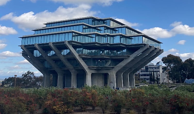 大学のシンボル ゲイゼル図書館