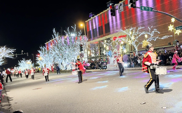 写真2 渡米後、家族で訪れた街のクリスマスパレード