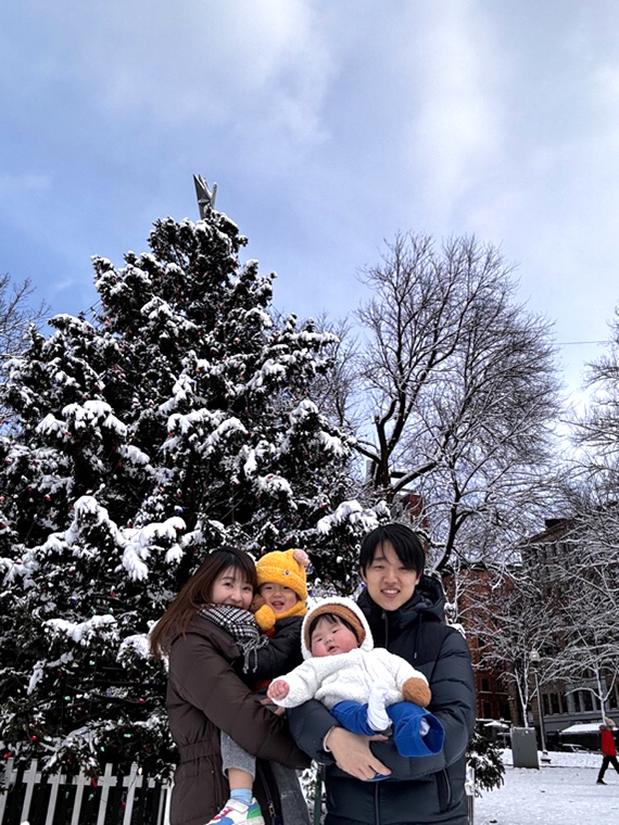  ボストンコモンのクリスマスツリーの前で